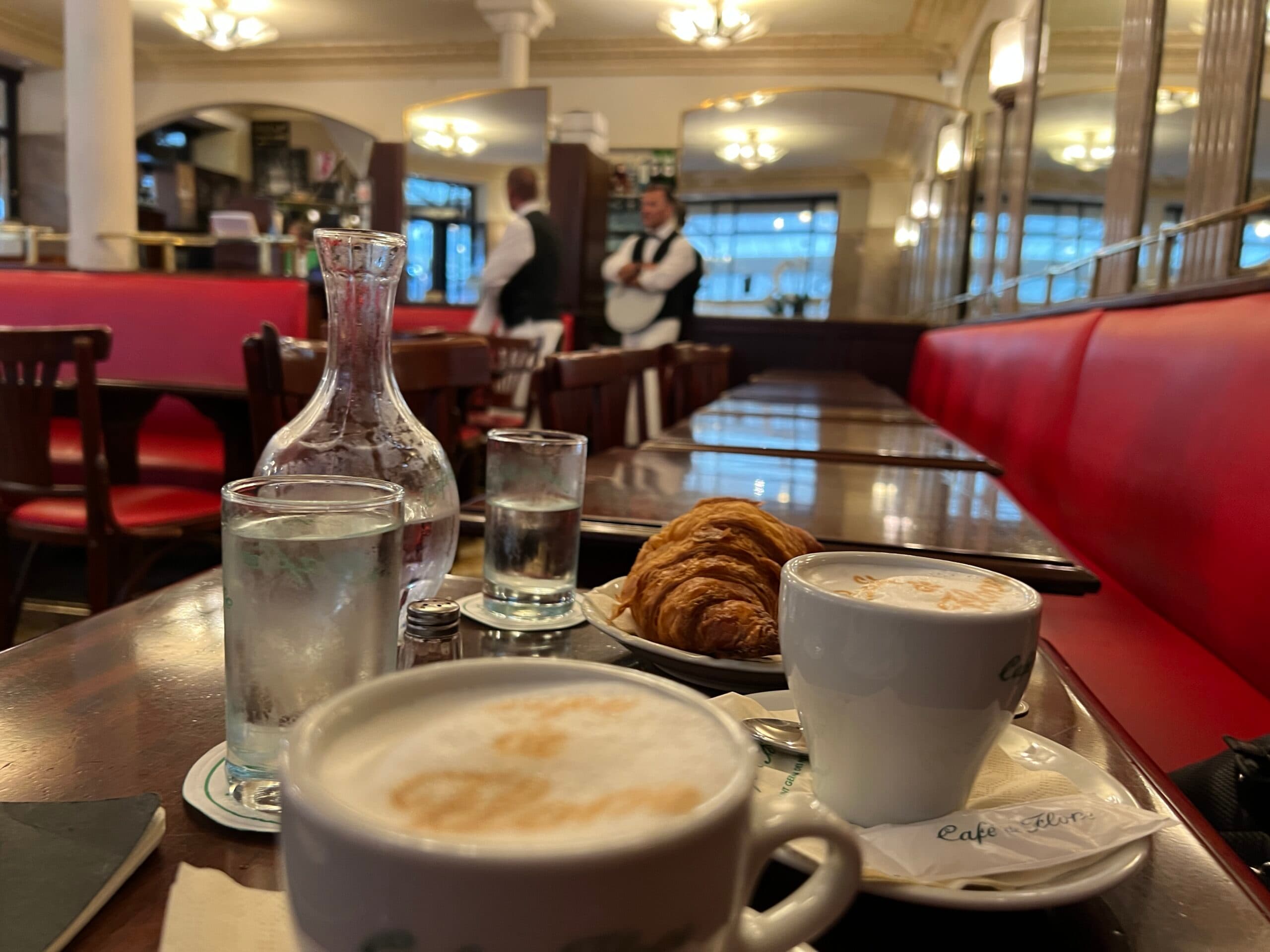 Die Garçon im Café de Fleurs in Paris scheinen eher Life-Life, statt Work-Life-Balance zu haben. Die Stimmung ist ansteckend herzlich.